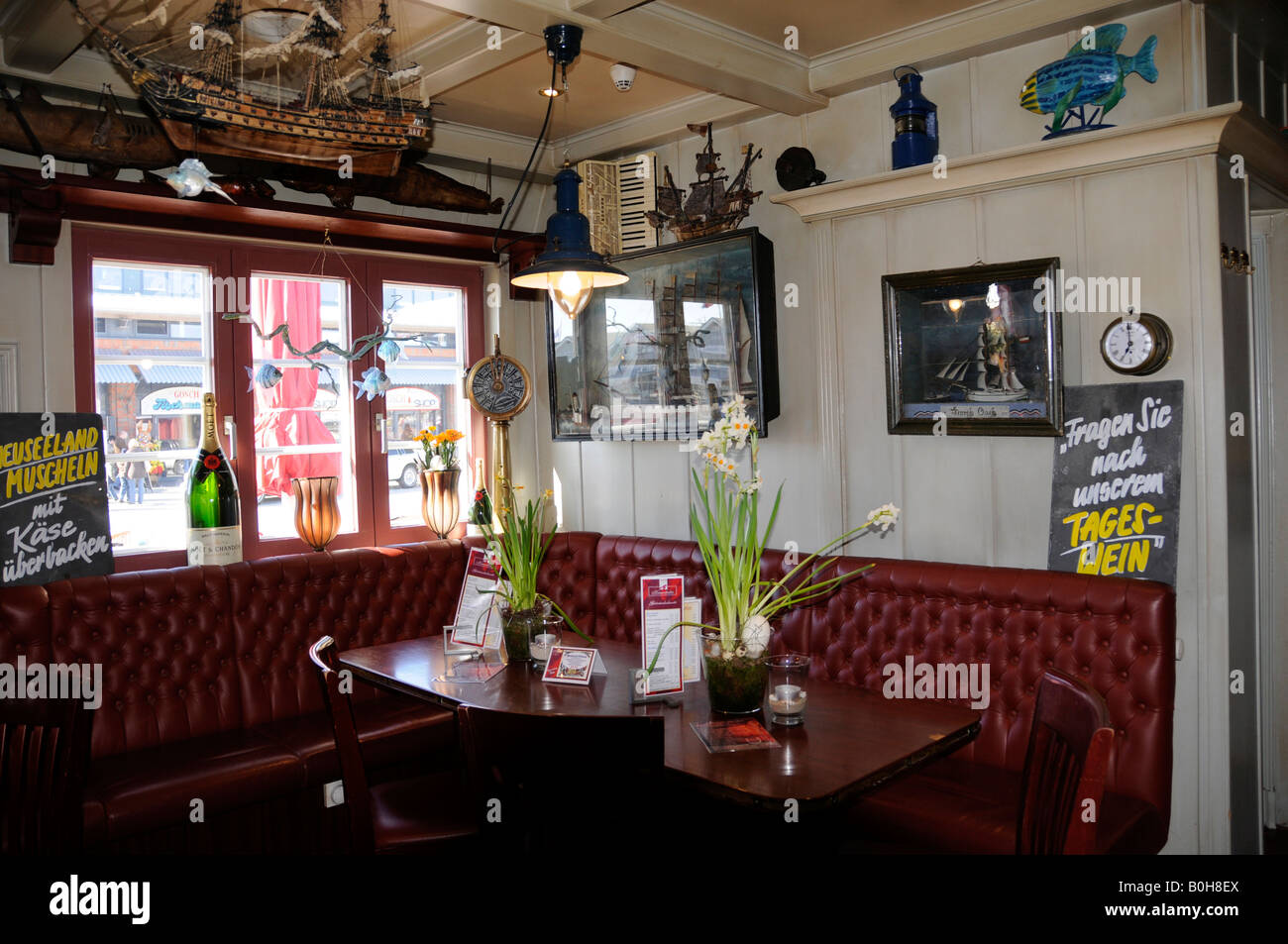 Restaurant Zimmer mit nautischen Memorabilien der nördlichsten Fischtaverne in Liste, Sylt Island, North Watteninsel Stockfoto