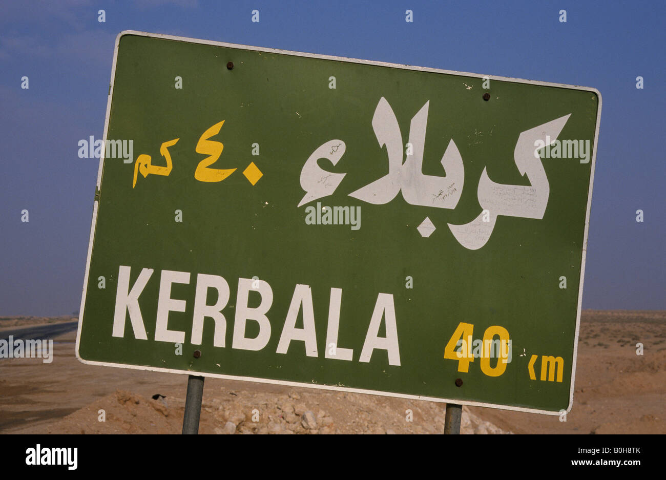 Straßenschild, "Kerbala 40 km" in der Nähe von Bagdad, Irak, Nahost Stockfoto