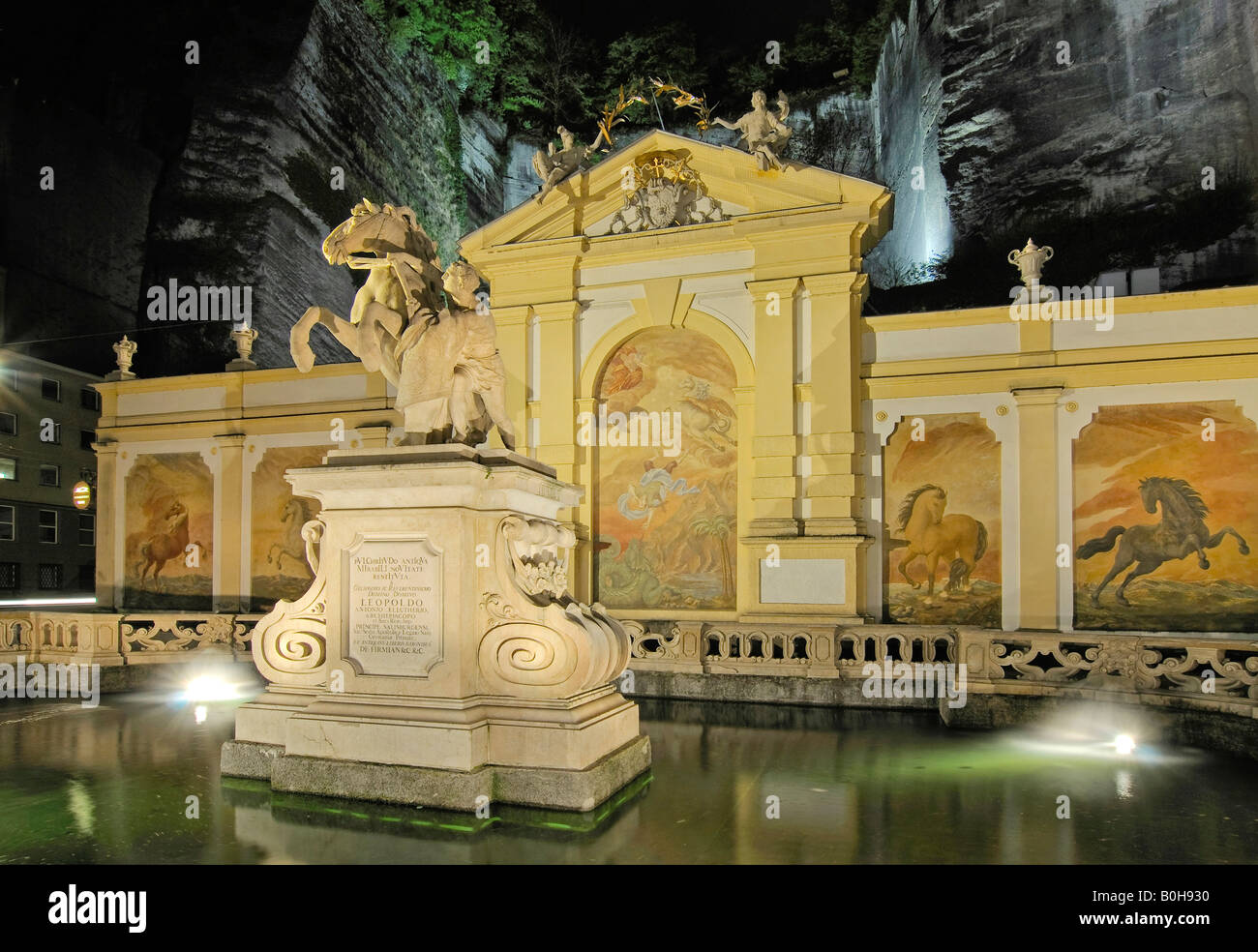 Marstallschwemme Brunnen, Ort zum Waschen der Pferde und lassen Sie sie abkühlen, reich verzierten Pferd Fresken, Nacht, Salzburg, Aus Stockfoto