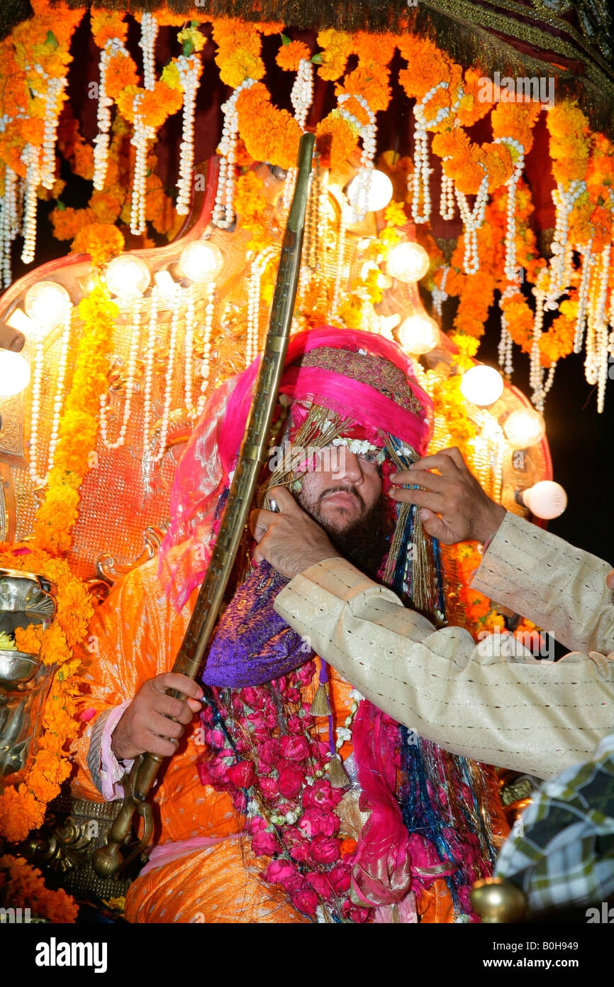 Scheich Medimir Naizi sitzt auf einem beleuchteten Thron während seiner Hochzeit, Sufi-Schrein, Bareilly, Uttar Pradesh, Indien, Asien Stockfoto