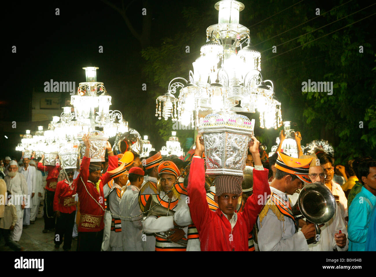 Leichte Kronen während einer Hochzeit, Sufi-Schrein, Bareilly, Uttar Pradesh, Indien, Asien Stockfoto