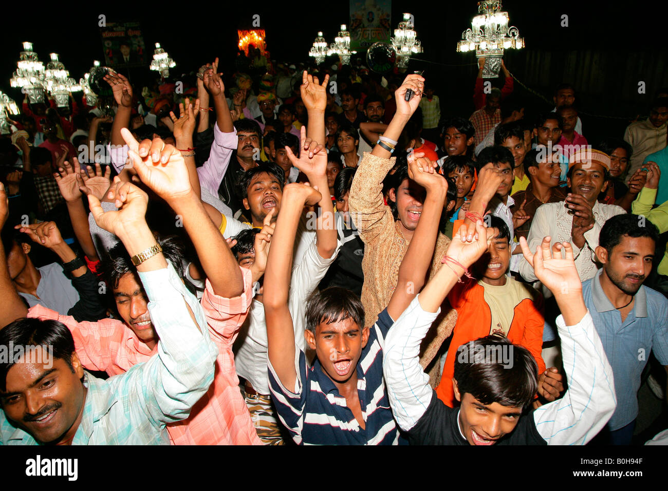 Gäste, die während einer Hochzeit tanzen statt auf einem Sufi-Schrein in Bareilly, Uttar Pradesh, Indien, Asien Stockfoto