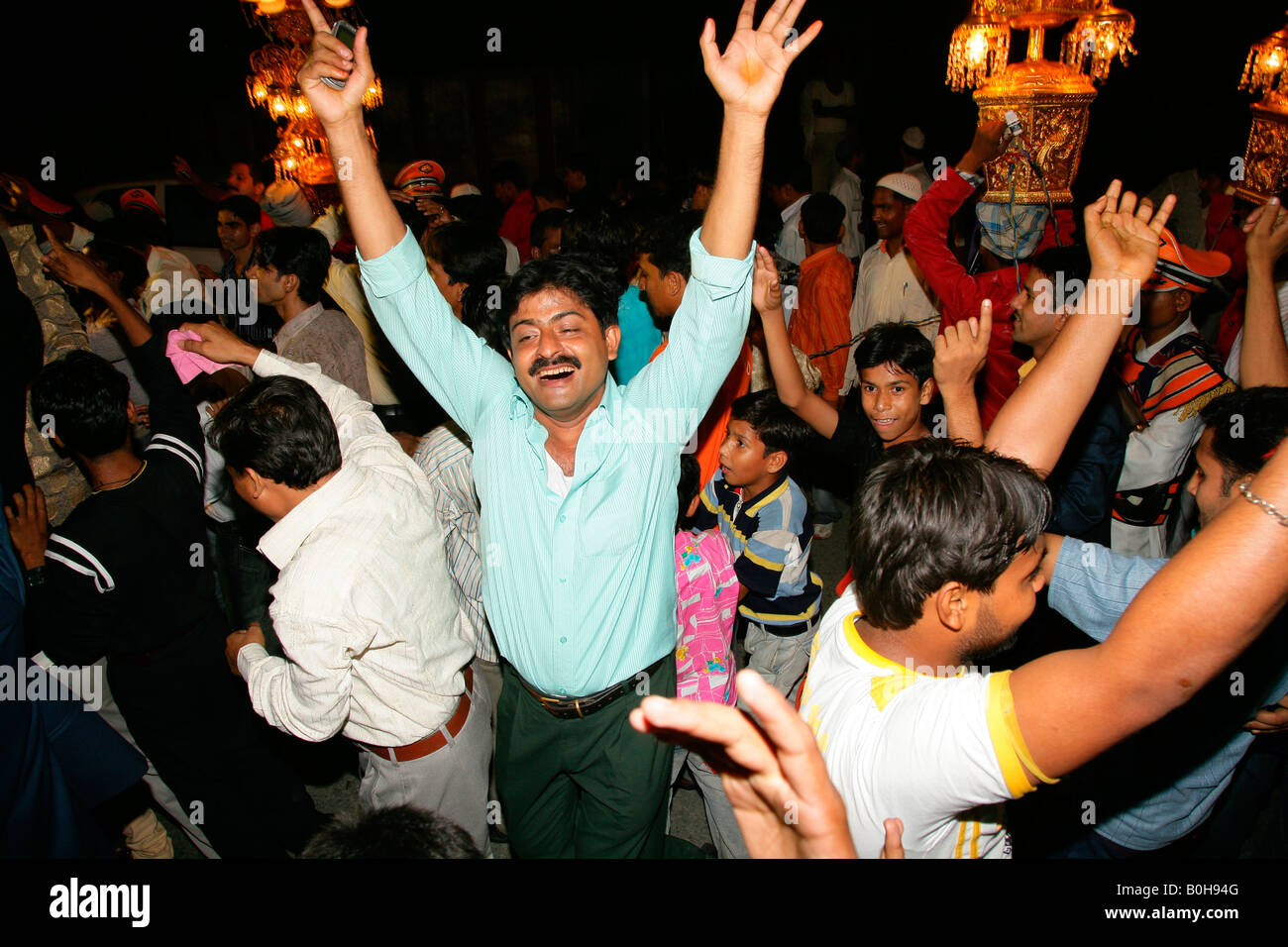 Gäste, die während einer Hochzeit tanzen statt auf einem Sufi-Schrein in Bareilly, Uttar Pradesh, Indien, Asien Stockfoto
