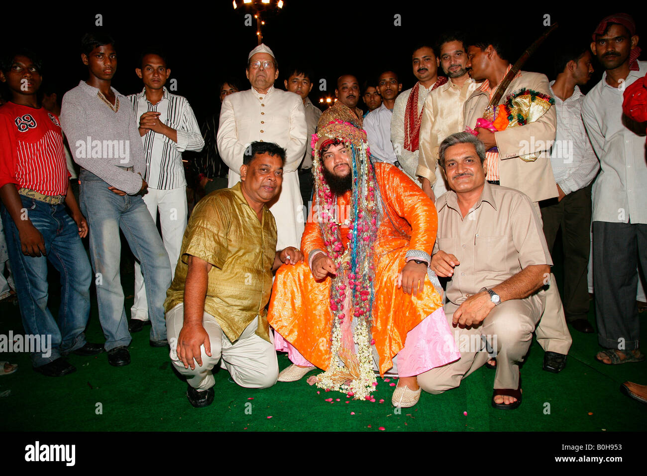 Scheich Medimir Naizi und Gäste, Gruppenbild während seiner Hochzeit gehalten auf Sufi-Schrein in Bareilly, Uttar Pradesh, Indien, Asien Stockfoto