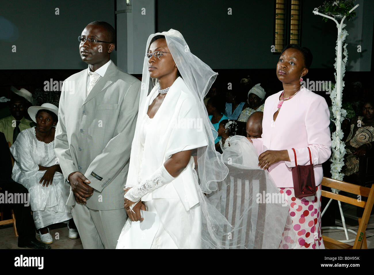 Braut und Bräutigam, Brautpaar bei ihrer Hochzeit in Douala, Kamerun, Afrika Stockfoto