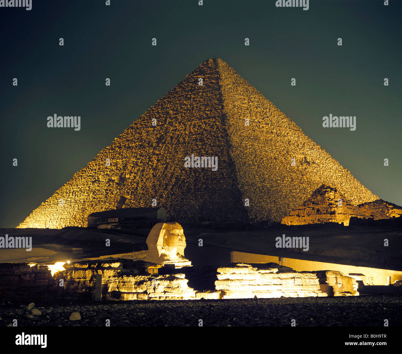 Bild von den Gizeh-Pyramiden-Komplex in der Nacht, Pyramiden von Gizeh, Sphinx, Kairo, Ägypten Stockfoto