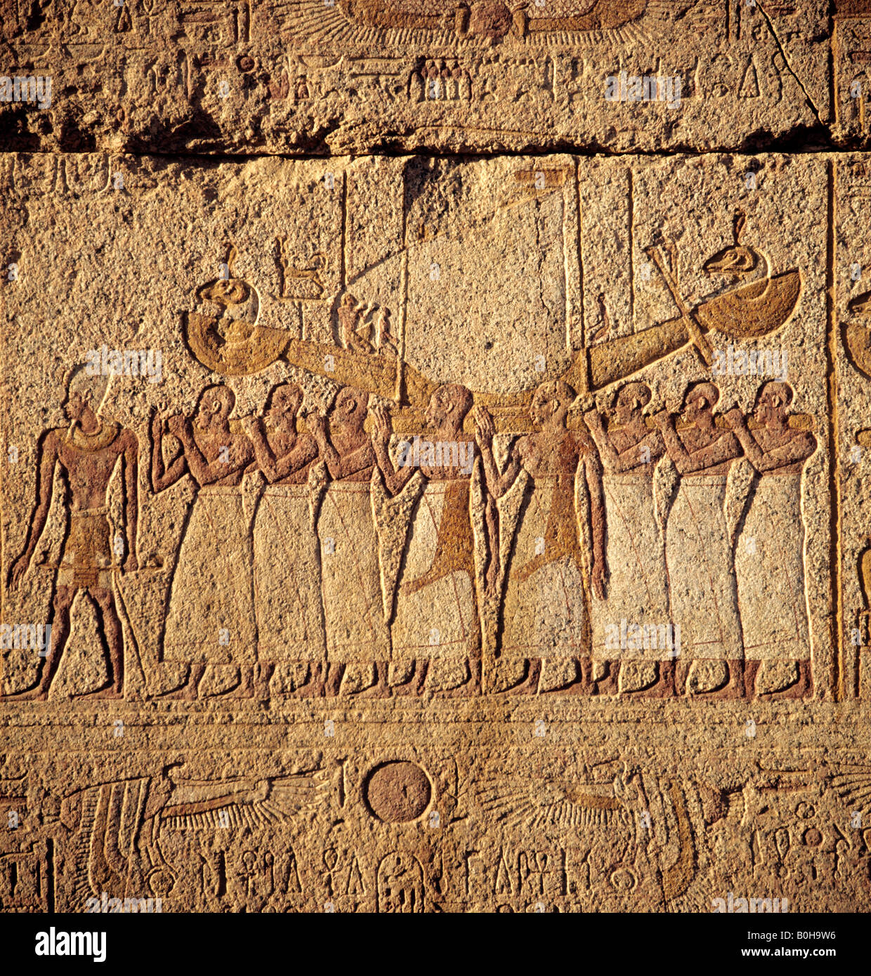 Hieroglyphen, Relief Darstellung der ägyptischen Götter, Luxor, Theben