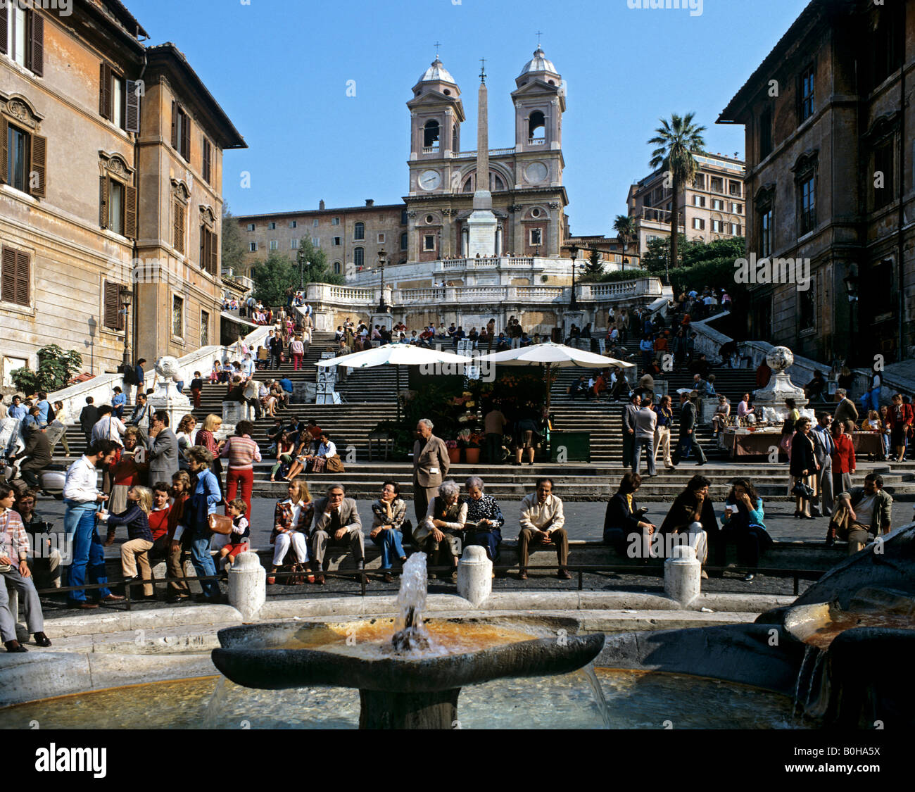Spanische Treppe, Piazza di Spagna, Fontana della Barcaccia Brunnen, Kirche Santa Trinita, Rom, Italien Stockfoto