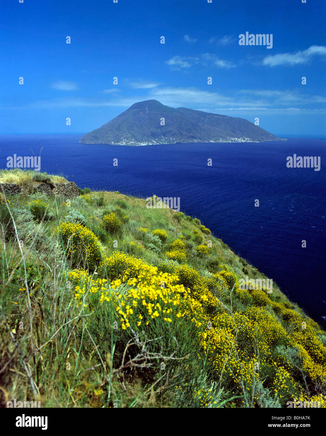 Insel Salina gesehen von Lipari Insel, Äolischen Inseln, Sizilien, Italien Stockfoto