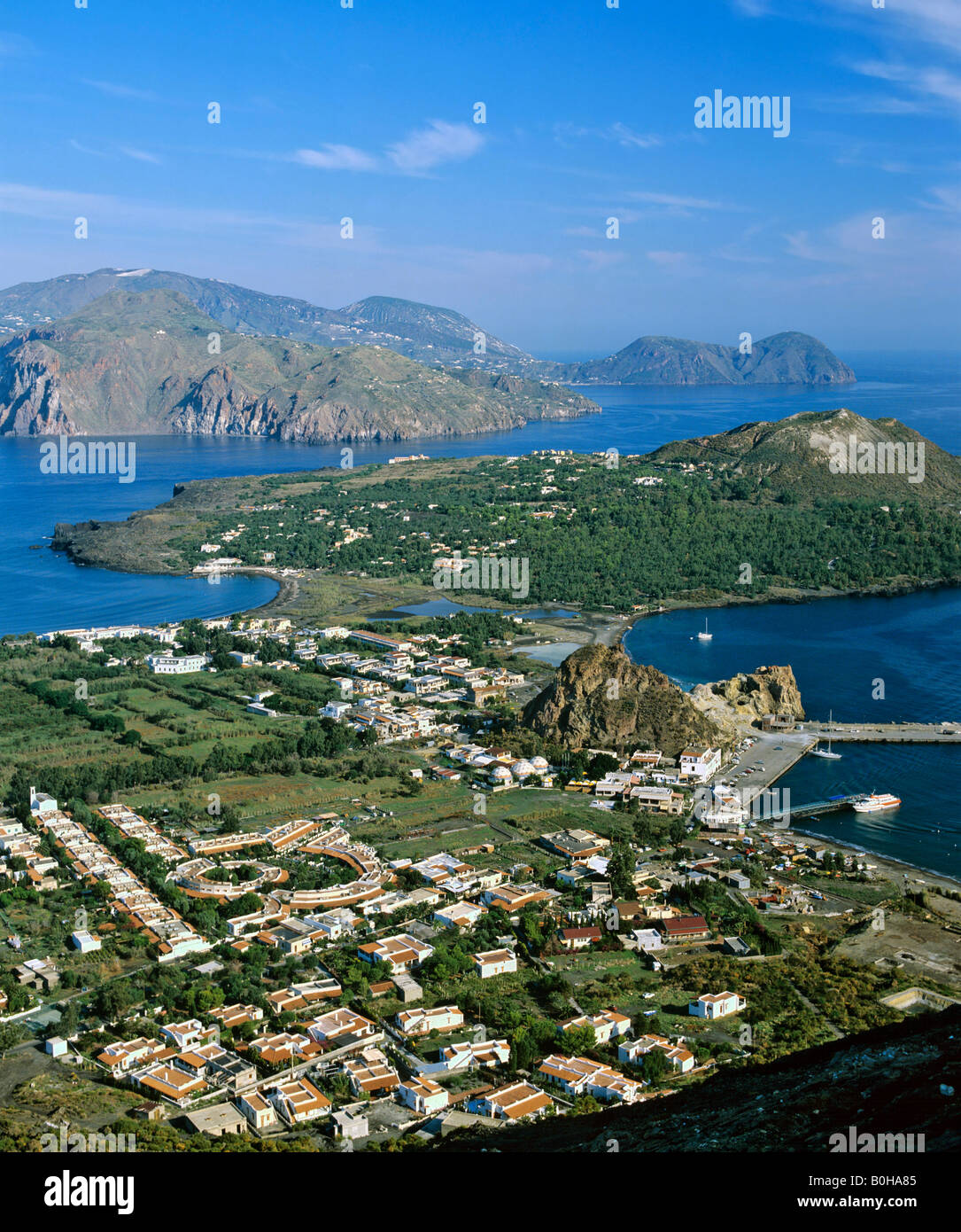 Vulcano, Porto di Levante, Blick auf Vulcanello, Luftaufnahme, Insel Lipari am Rücken, Äolischen Inseln, Sizilien, Italien Stockfoto