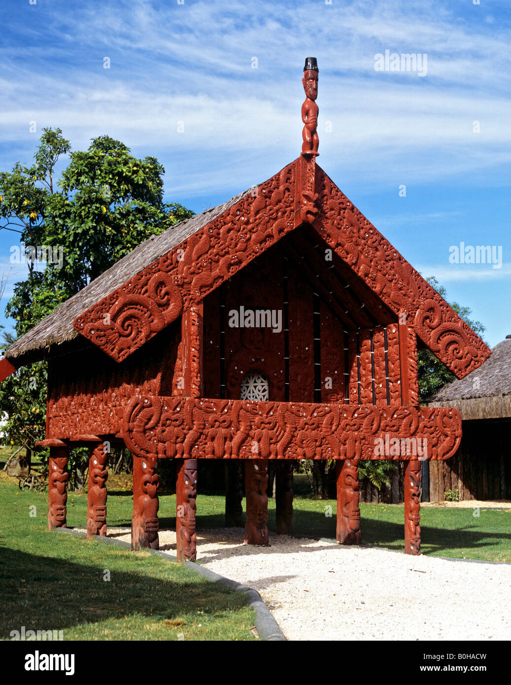 Aufwendige Maori Holzschnitzereien in Whakarewarewa, Rotorua, Nordinsel, Neuseeland Stockfoto