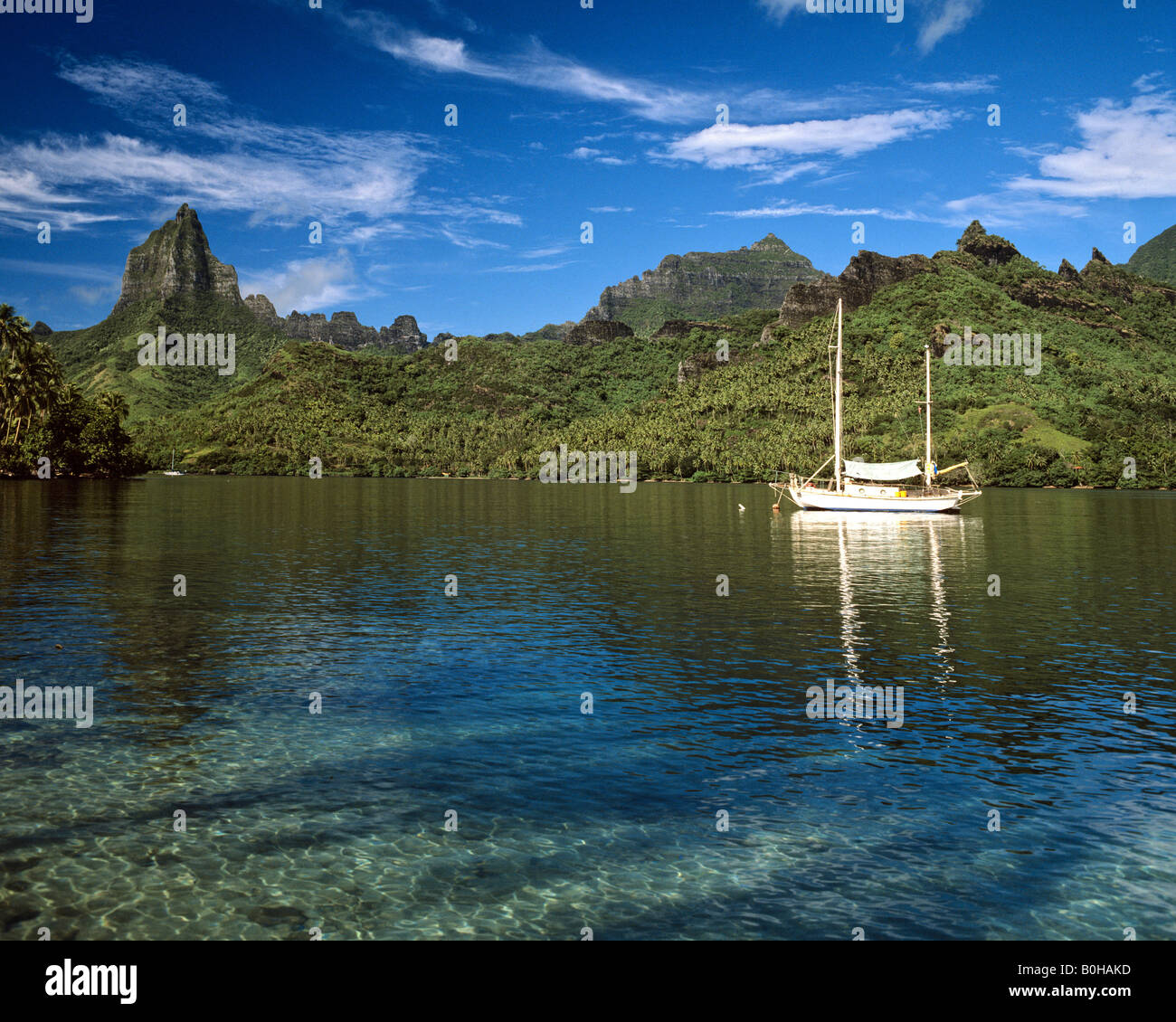 Segelboot, Cooks oder Paopao Bay, Mount Rotui und Mt. Mouaroa, Moorea, Gesellschaftsinseln, Französisch-Polynesien, Südsee, Ozeanien Stockfoto