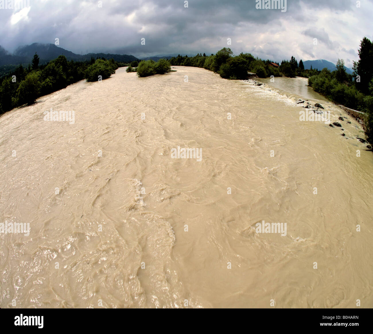 Isar River in der Nähe von Wallgau, Hochwasser, Überschwemmung, fisheye, obere Bayern, Bayern, Deutschland Stockfoto