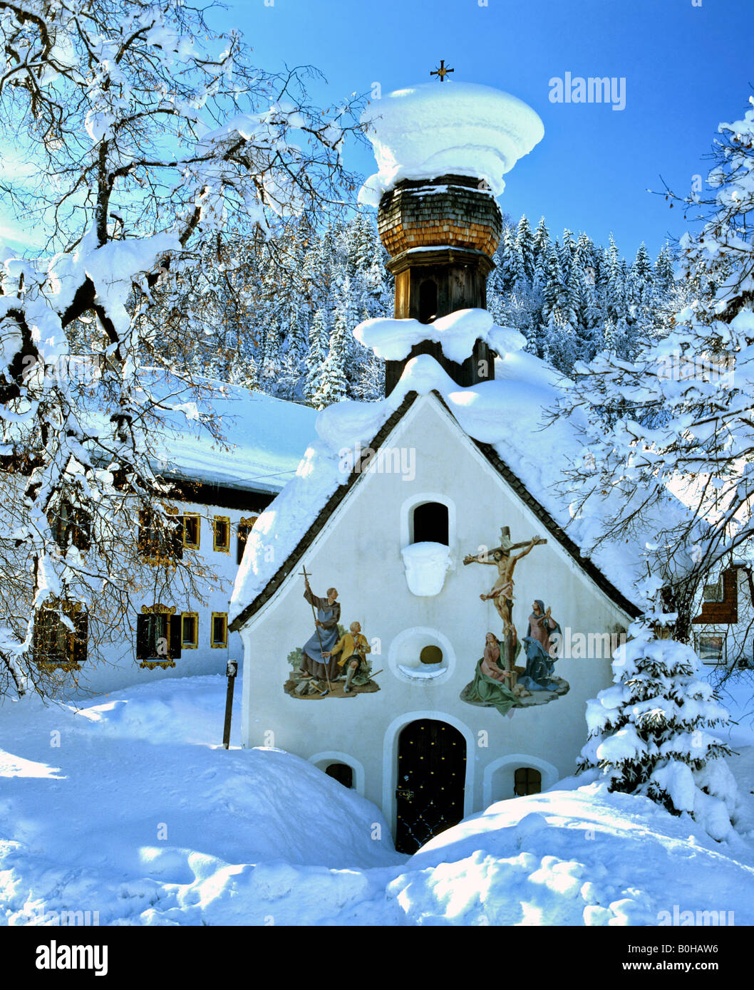 Kapelle in der Nähe von Klais, Dämmerung, verschneite Winterlandschaft, Upper Bavaria, Bavaria, Germany Stockfoto