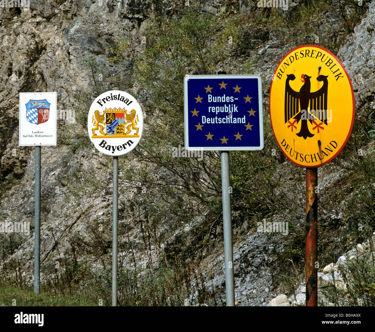 Grenzübergang in der Nähe von Vorderriss, Grenze Schilder, Bad Tölz, Wolfratshausen, Bayern, Europa, Deutschland, Stockfoto