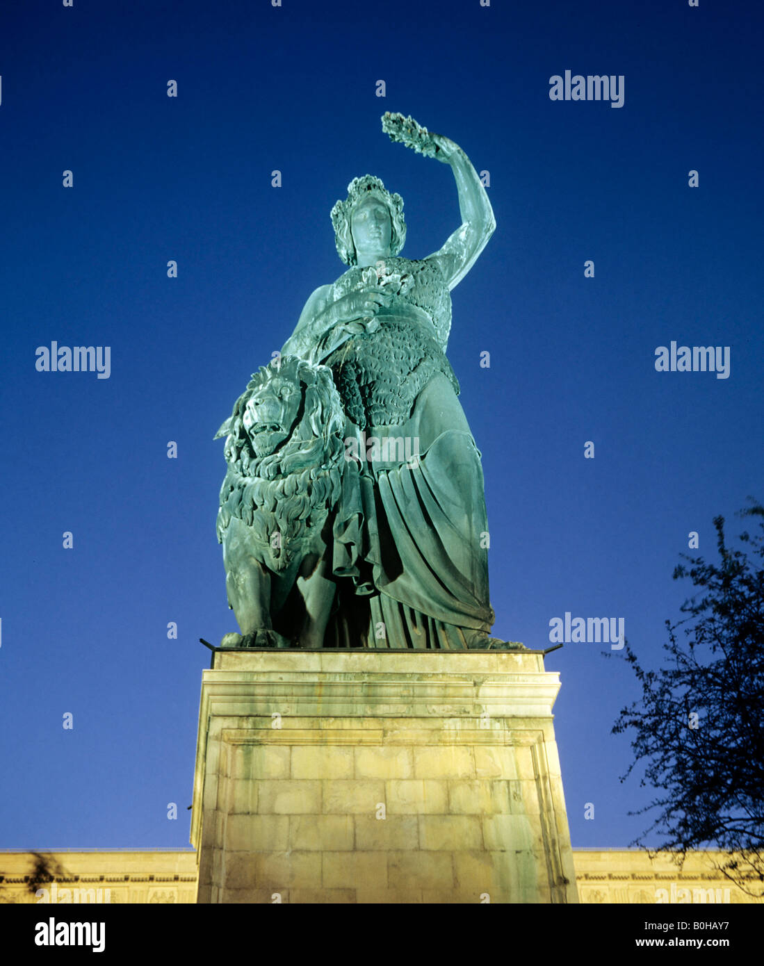 Statue von Bayern mit Löwen bei Nacht, Theresienwiese, München, Bayern, Deutschland Stockfoto