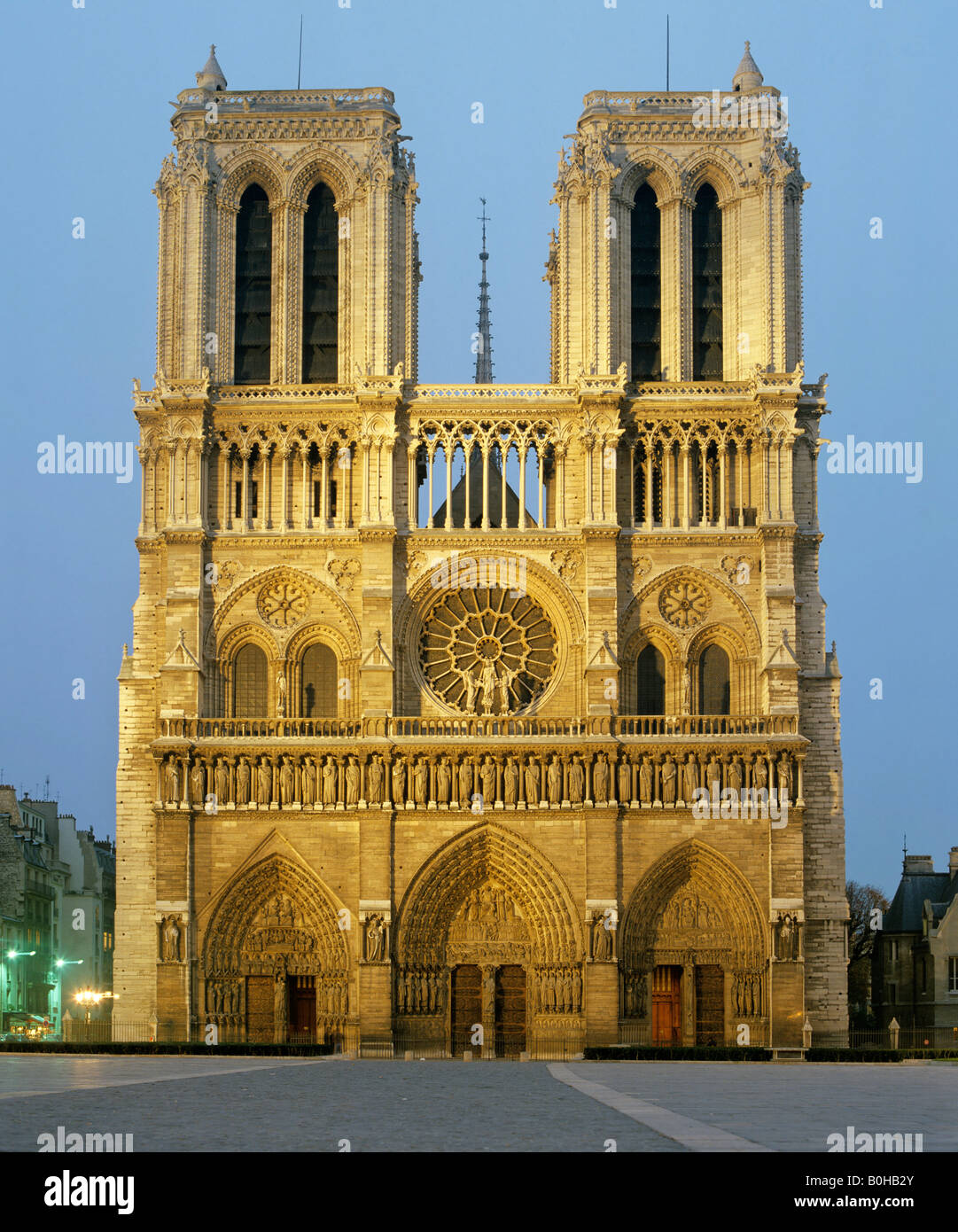 Notre Dame de Paris bei Dämmerung, Westfassade, gotische Kathedrale, Paris, Frankreich Stockfoto