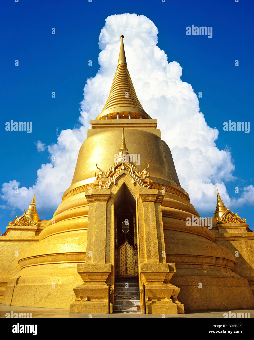 Wat Phra Kaeo Tempel, Phra Sri Rattana Chedi, Wolke, Tower, Bangkok, Thailand, Südostasien (Montage) Stockfoto