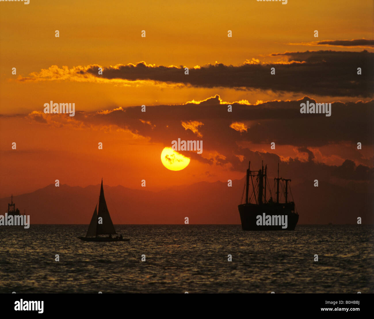 Schiffe in den Sonnenuntergang, Bucht von Manila, Luzon, Philippinen Stockfoto