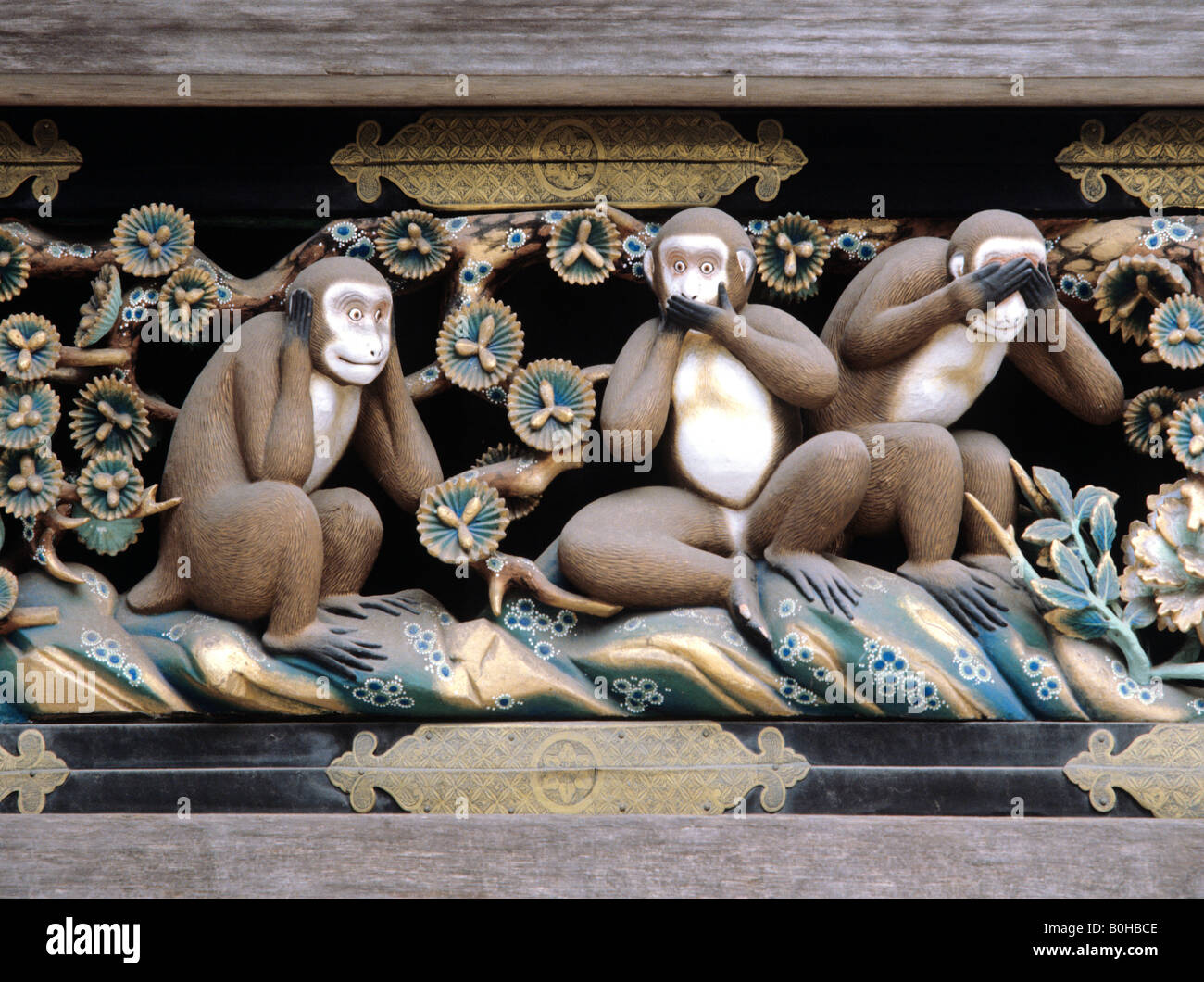 Nikko Geschichtliches, nichts Böses sehen, nichts Böses hören, sprechen kein Übel, drei Affen auf der Vorderseite des Heiligen Pferdestalls Stockfoto
