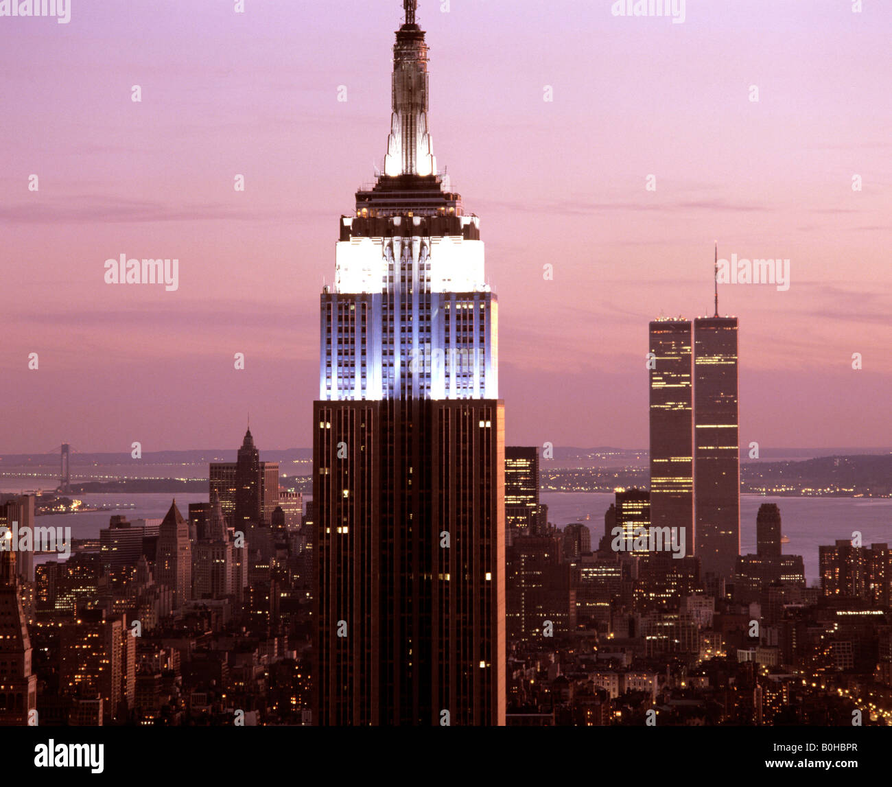 Empire State Building bei Sonnenuntergang, World Trade Center auf der rechten Seite, New York City, USA Stockfoto