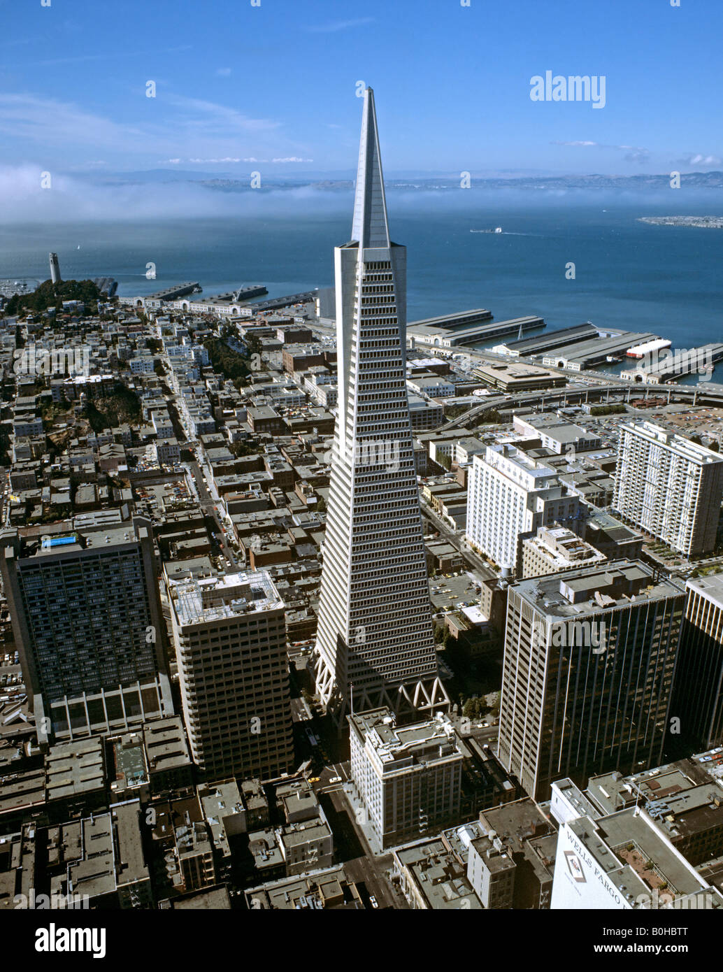 Luftbild des Transamerica Pyramid Wolkenkratzers in San Francisco, Kalifornien, USA Stockfoto