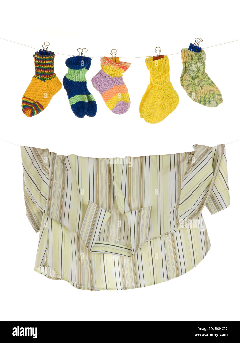 Baby-Socken und Bluse hängen von einer Wäscheleine, symbolisches Bild: Kind oder Karriere, Kinder und Karriere Stockfoto