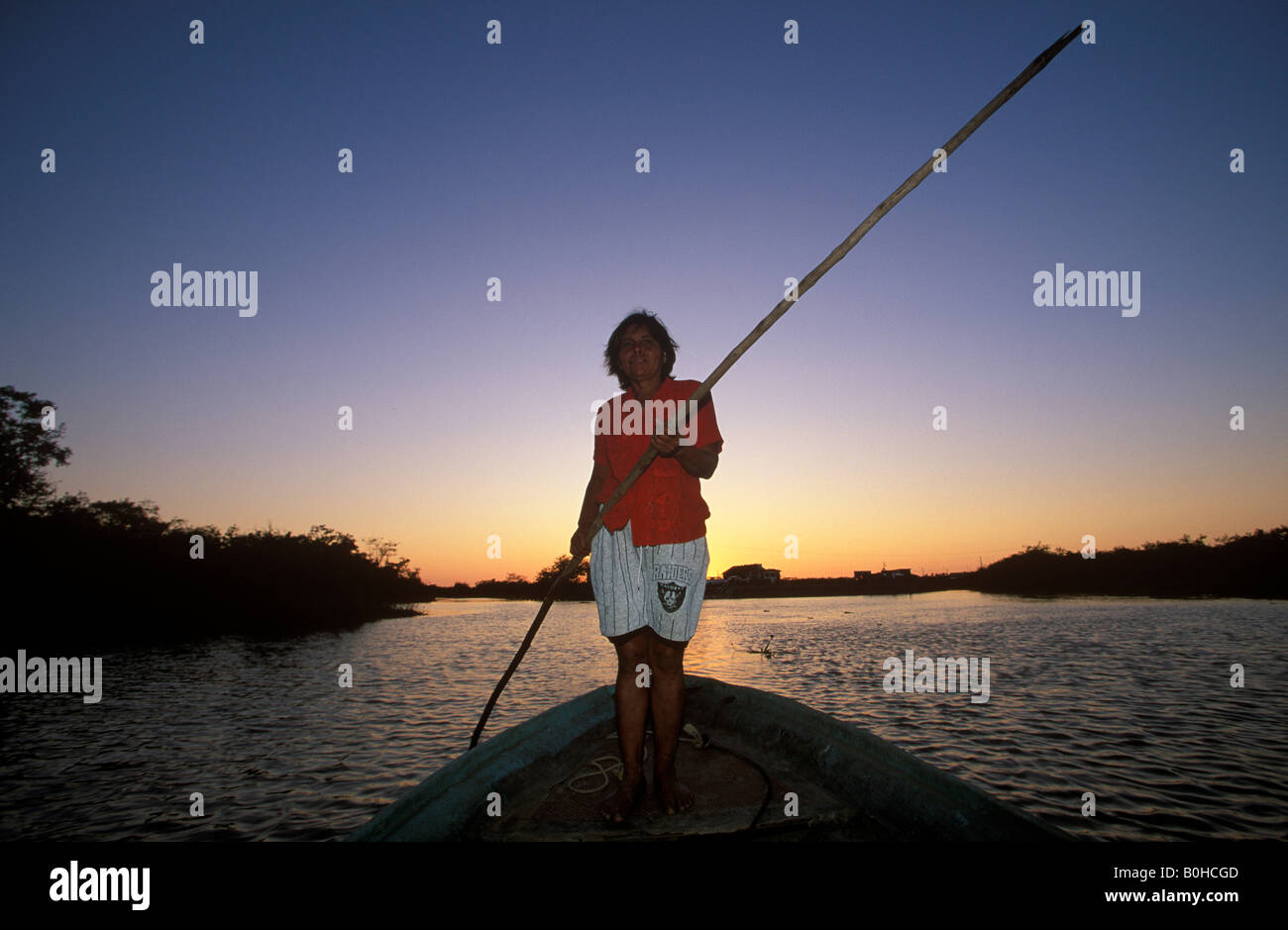 Frau steht auf dem Bug eines Schiffes über die Lagune nach Mexcaltitan Island, Nayarit, Mexiko Stockfoto