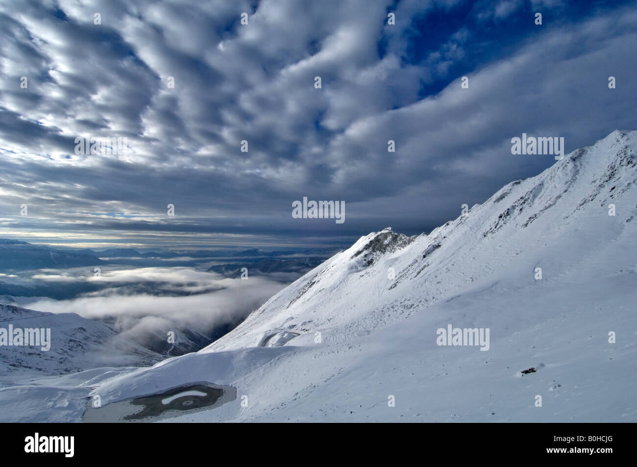 Blick vom Gipfel des Passes über Jiajin Shan in der Morgendämmerung mit Sea Cloud im Tal Sichuan China Stockfoto