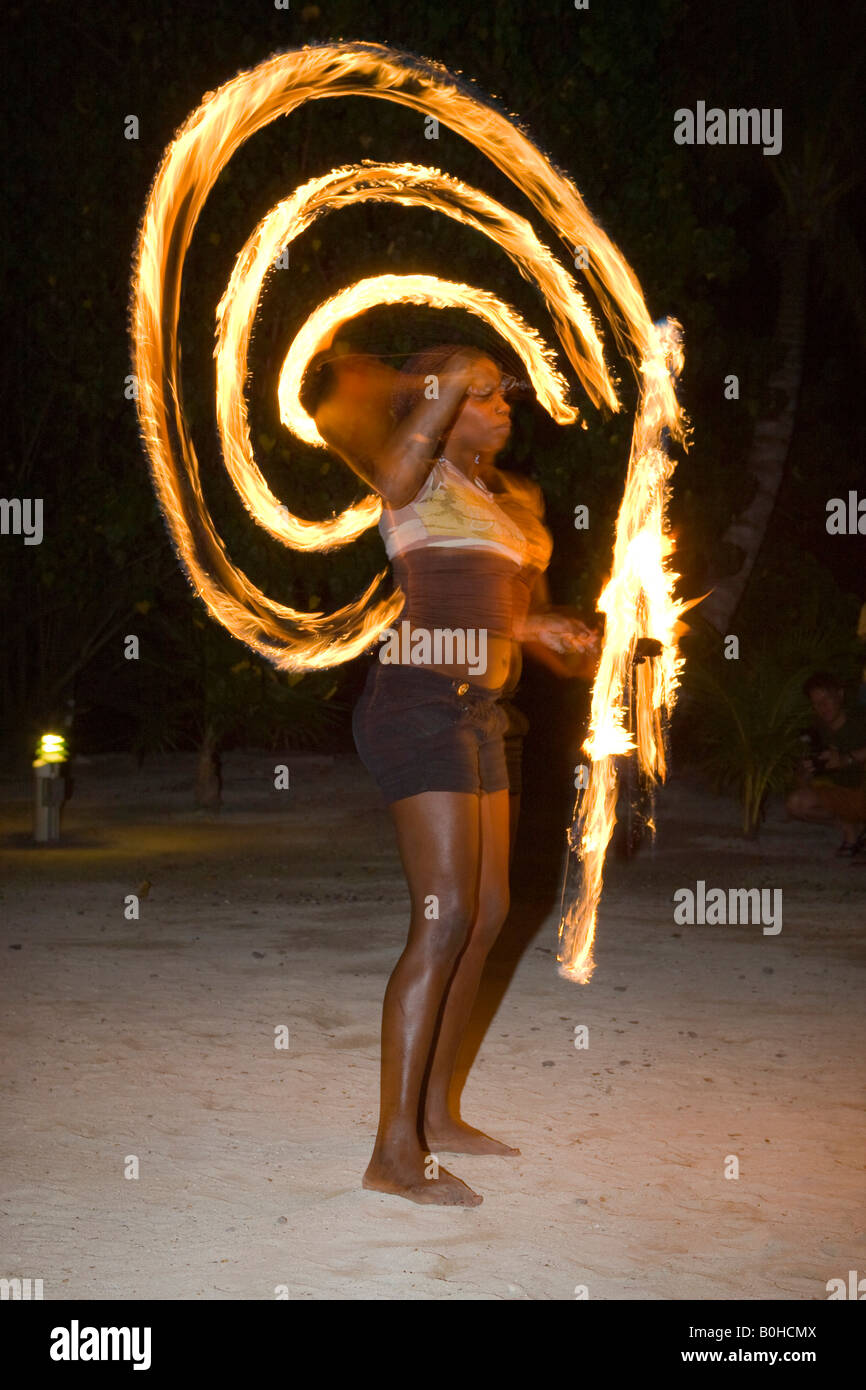 Feuerkünstler erklingt in einer Abendveranstaltung statt für Touristen in Honduras, Mittelamerika Stockfoto