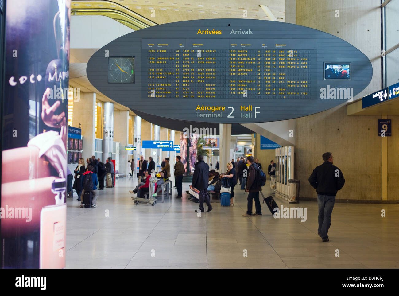 Ankünfte Board, Fluginformationen in terminal 2, Charles de Gaulle International Airport, Paris, Frankreich Stockfoto