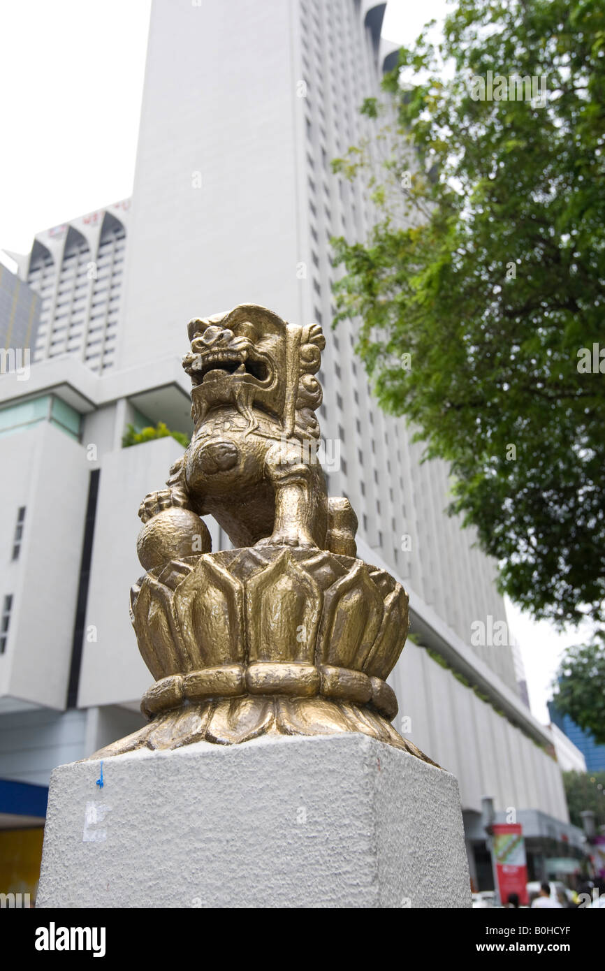 Statue eines Heiligen Löwen vor der Meritus Mandarin Hotel, Singapur, Südostasien Stockfoto