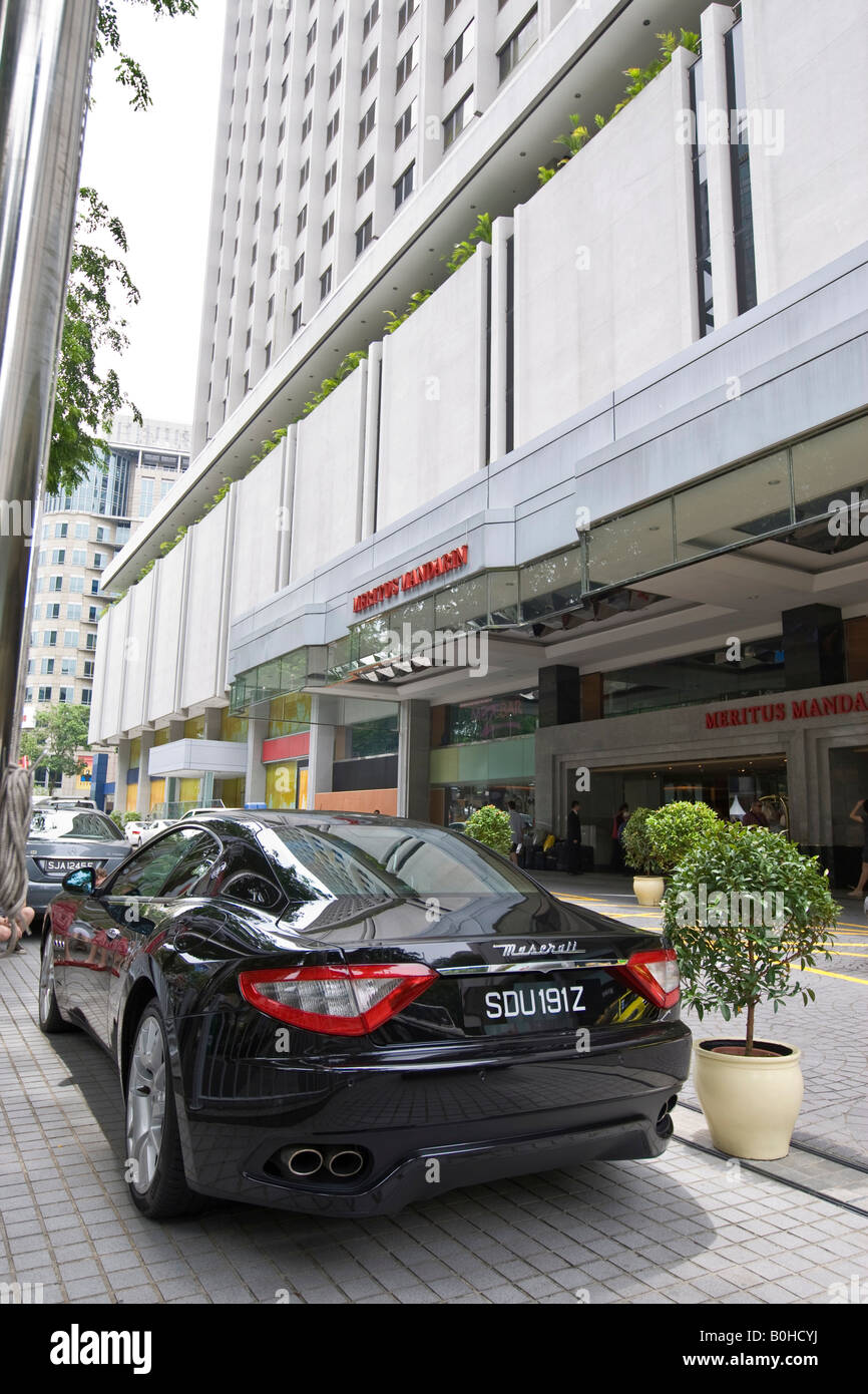 Maserati Sportwagen geparkt vor der Meritus Mandarin Hotel, Singapur, Südostasien Stockfoto