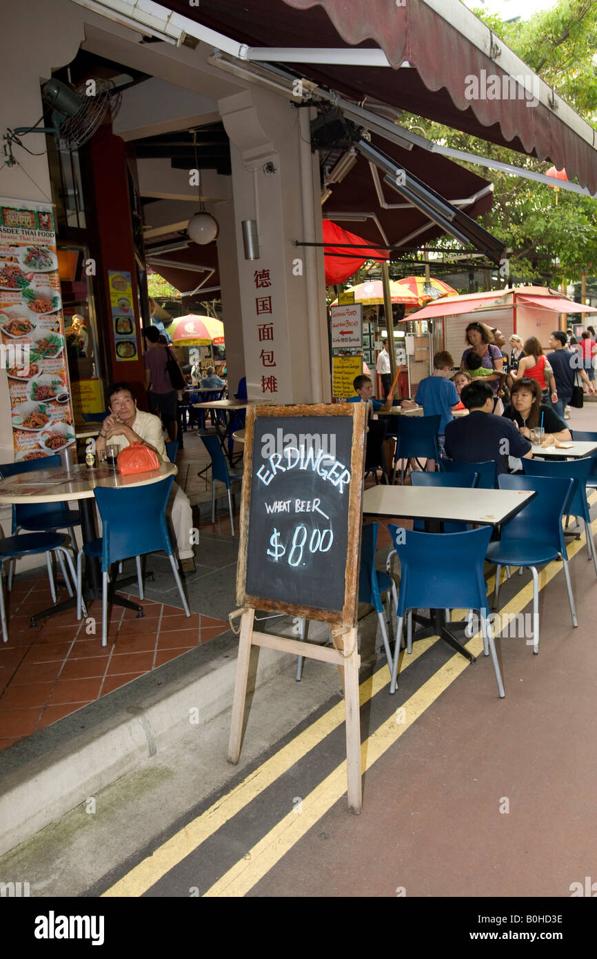 Chinatown, Erdinger Weißbier, deutsches Bier verkauft in einem Restaurant am Neil Road, Singapur, Südostasien Stockfoto