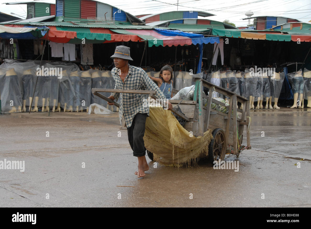 Händler, Warentransport vom Markt in Thailand zum Grenzübergang nach Kambodscha Stockfoto