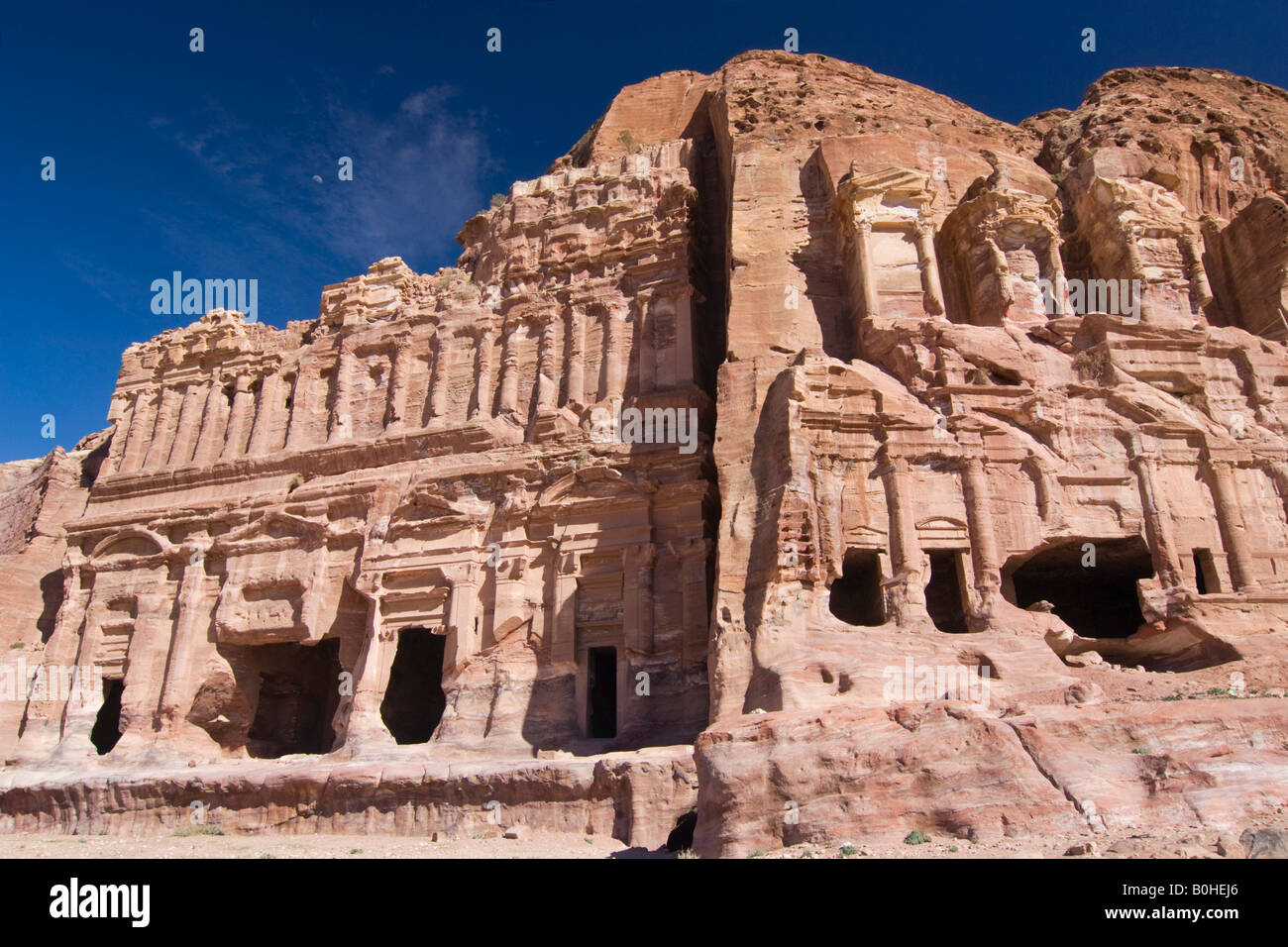 Gräber geschnitten in Felsen, Felswand in Petra, Jordanien, Naher Osten Stockfoto