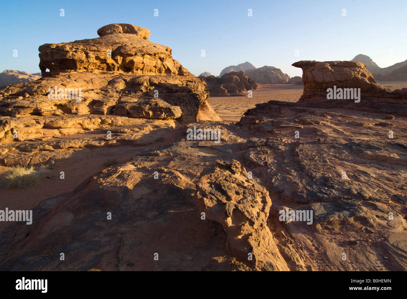 Felsformationen in der Wüste, Wadi Rum, Jordanien, Naher Osten Stockfoto