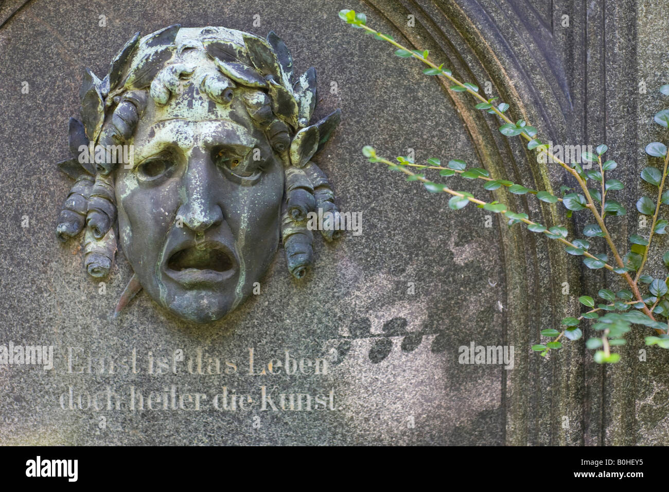 Stone Gesicht mit gequälten Ausdruck auf dem Grab von Julius Urban, 1825-1879, Komponist, ändern Suedfriedhof, Alter Friedhof in München Stockfoto