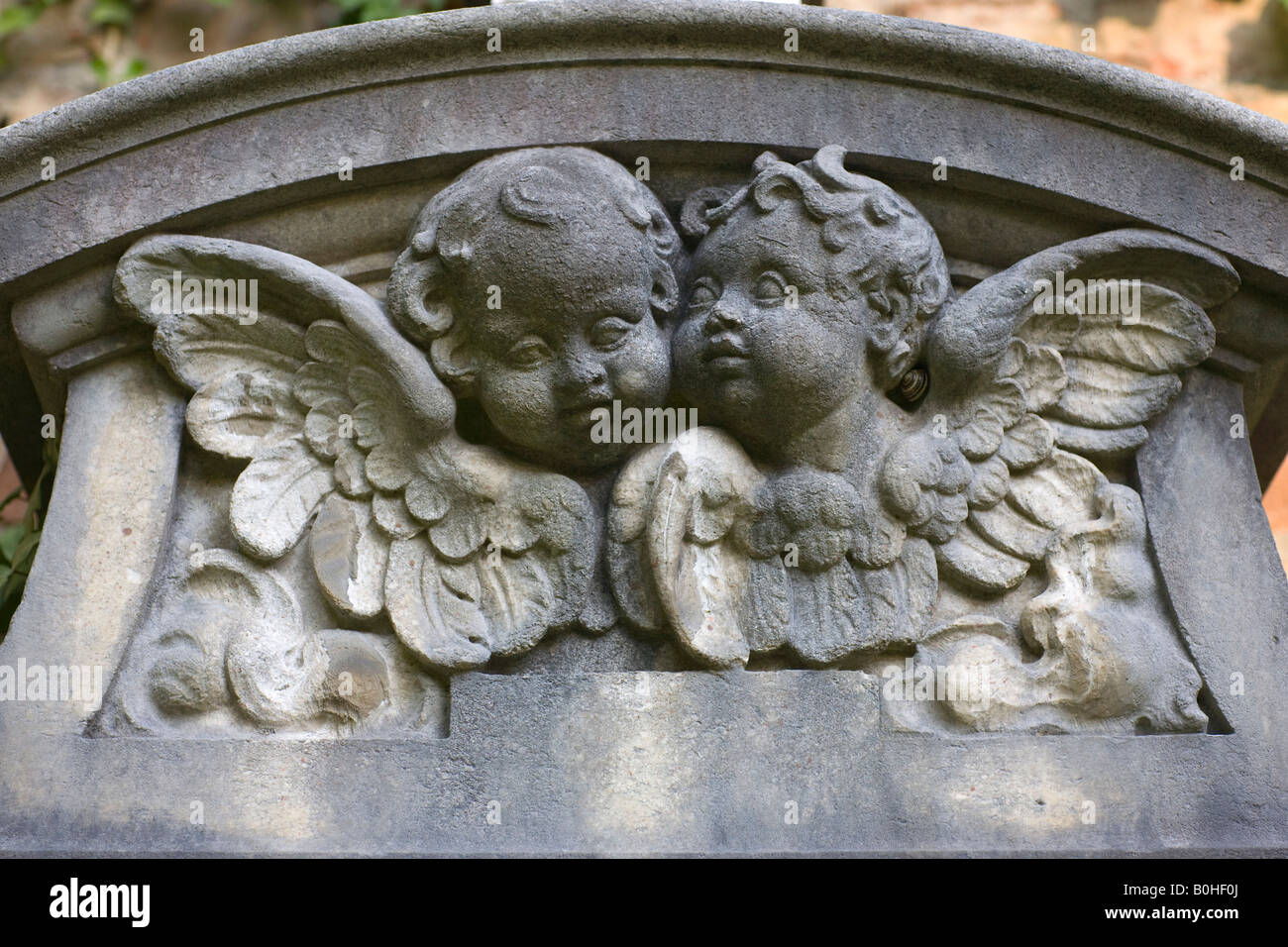 Stone Putten, Putten auf einem Grabstein, ändern Suedfriedhof, Alter Friedhof in München, Bayern, Deutschland Stockfoto