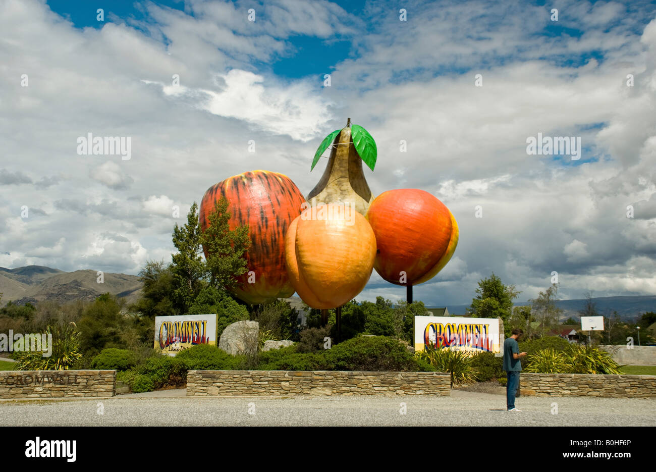 Obst Ortsschild an Cromwell, South Island, Central Otago, Neuseeland Stockfoto