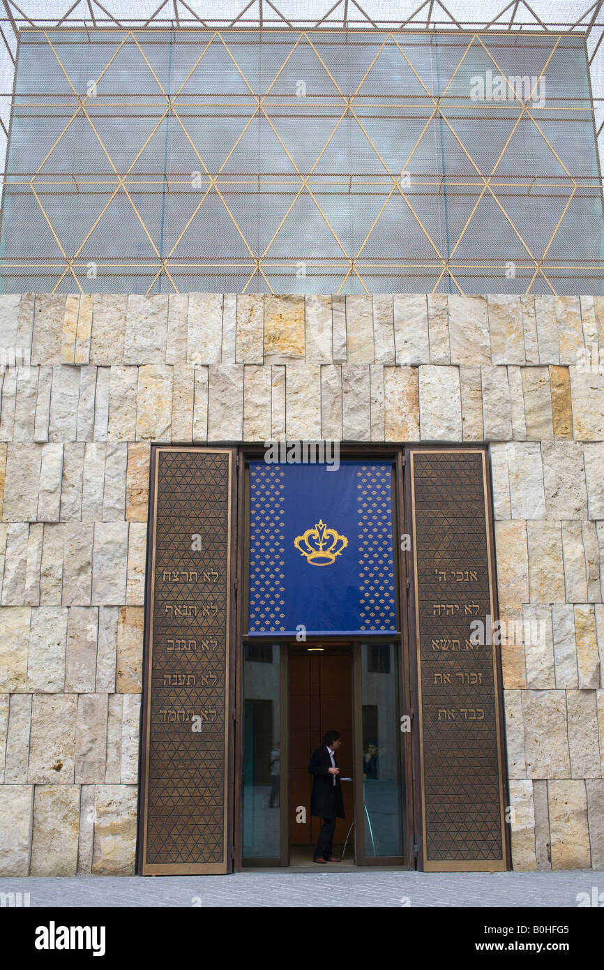 Hebräische Schrift auf die großen Flügeltüren des Ohel Jakob, Jakobs Zelt Synagoge im jüdischen Zentrum, München, Bayern, Deutschland Stockfoto