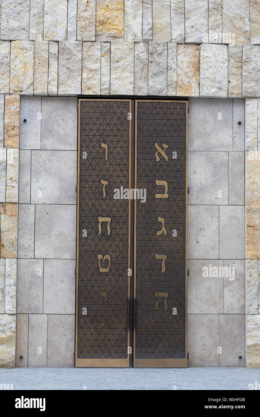Hebräische Schrift auf die großen Flügeltüren des Ohel Jakob, Jakobs Zelt Synagoge im jüdischen Zentrum, München, Bayern, Deutschland Stockfoto
