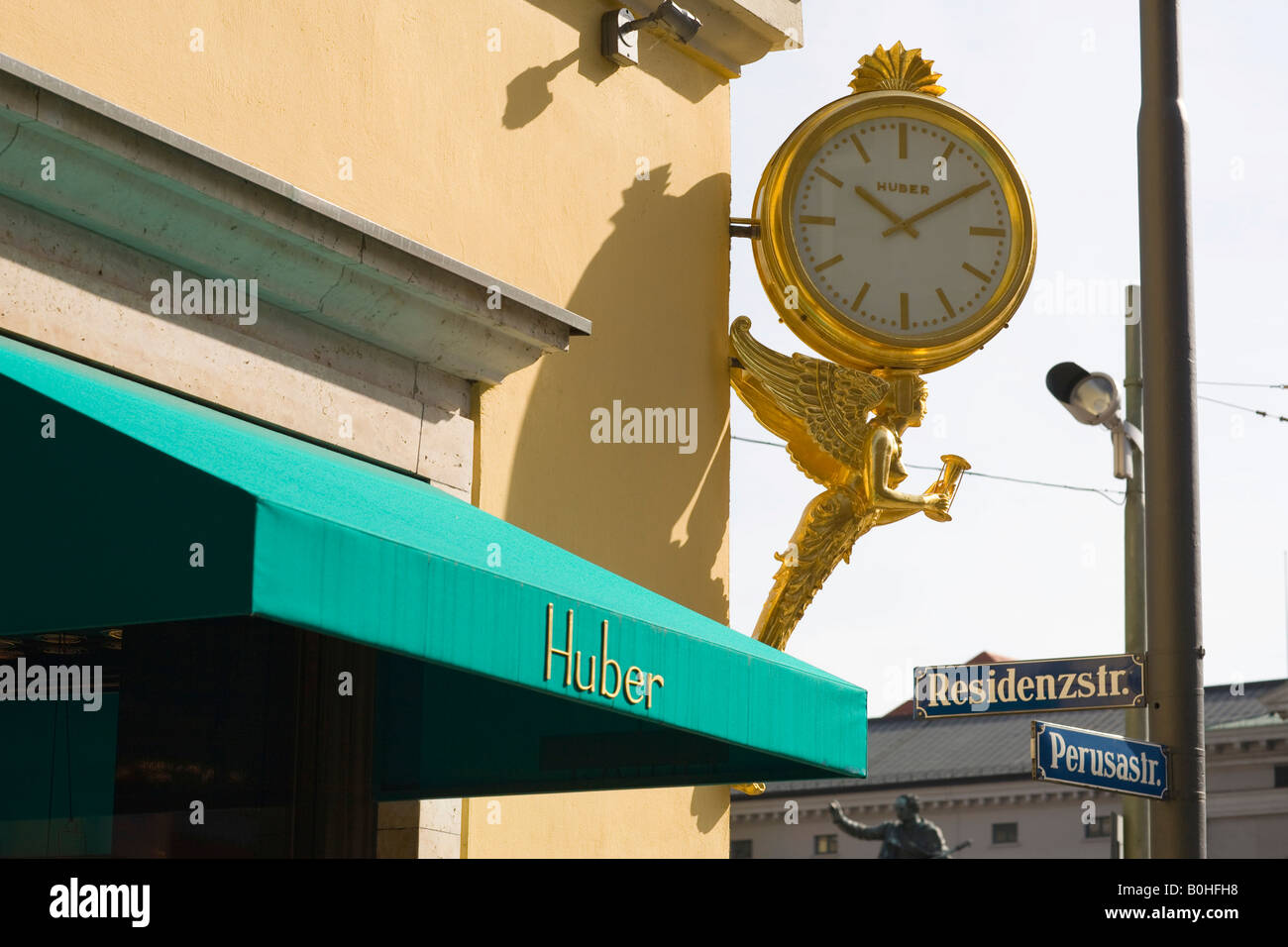 Vergoldete Winkel halten eine Sanduhr, die Unterstützung einer Uhr, Ladenschild von Huber-Juwelier-Schmuck-Shop an der Residenzstraße, München Stockfoto