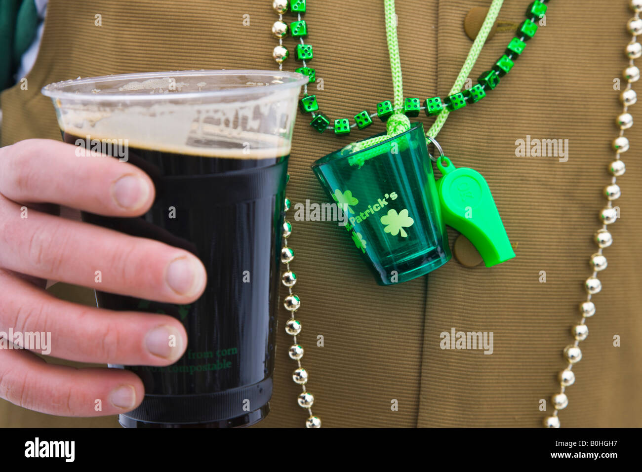 Trinker feiern St. Patricks Day mit einem Guinness. Stockfoto