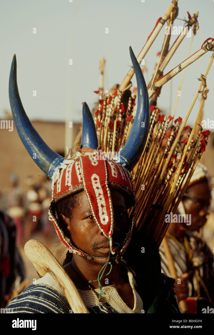 Ein Tänzer in Tracht auf einem Filmfestival, Ouagadougou, Burkina Faso. Stockfoto