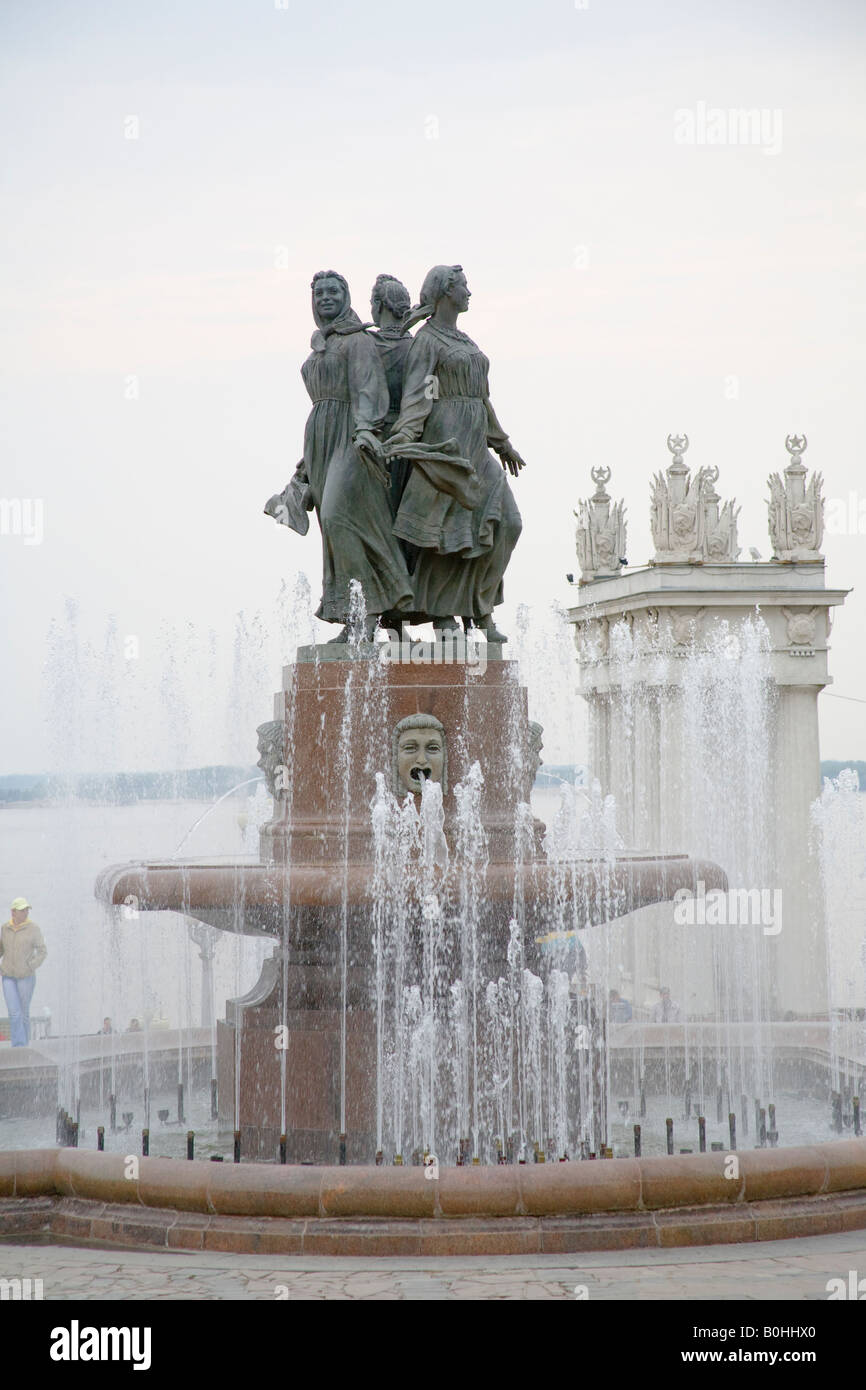 Tanzende Frauen Bauern Statue und Brunnen am Ufer der Wolga, Volgograd (ehemals Stalingrad), Russland Stockfoto
