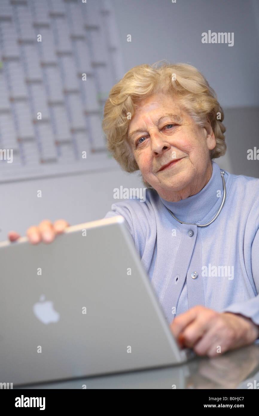 Ältere Frau an einem Notebook arbeitet Stockfoto