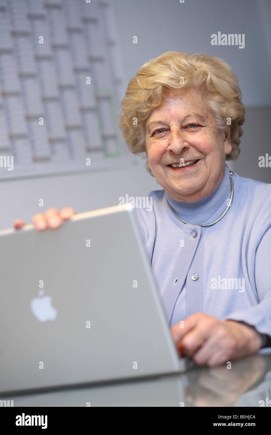 Ältere Frau an einem Notebook arbeitet Stockfoto