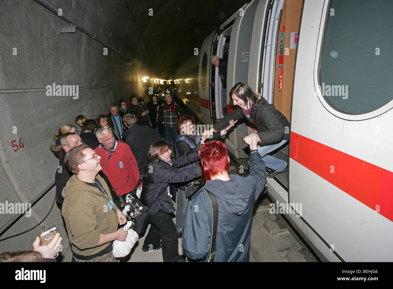 Rescue Übung durchgeführt in einem Hochgeschwindigkeits-ICE oder Hochgeschwindigkeitszug Tunnel, Deutschland Stockfoto