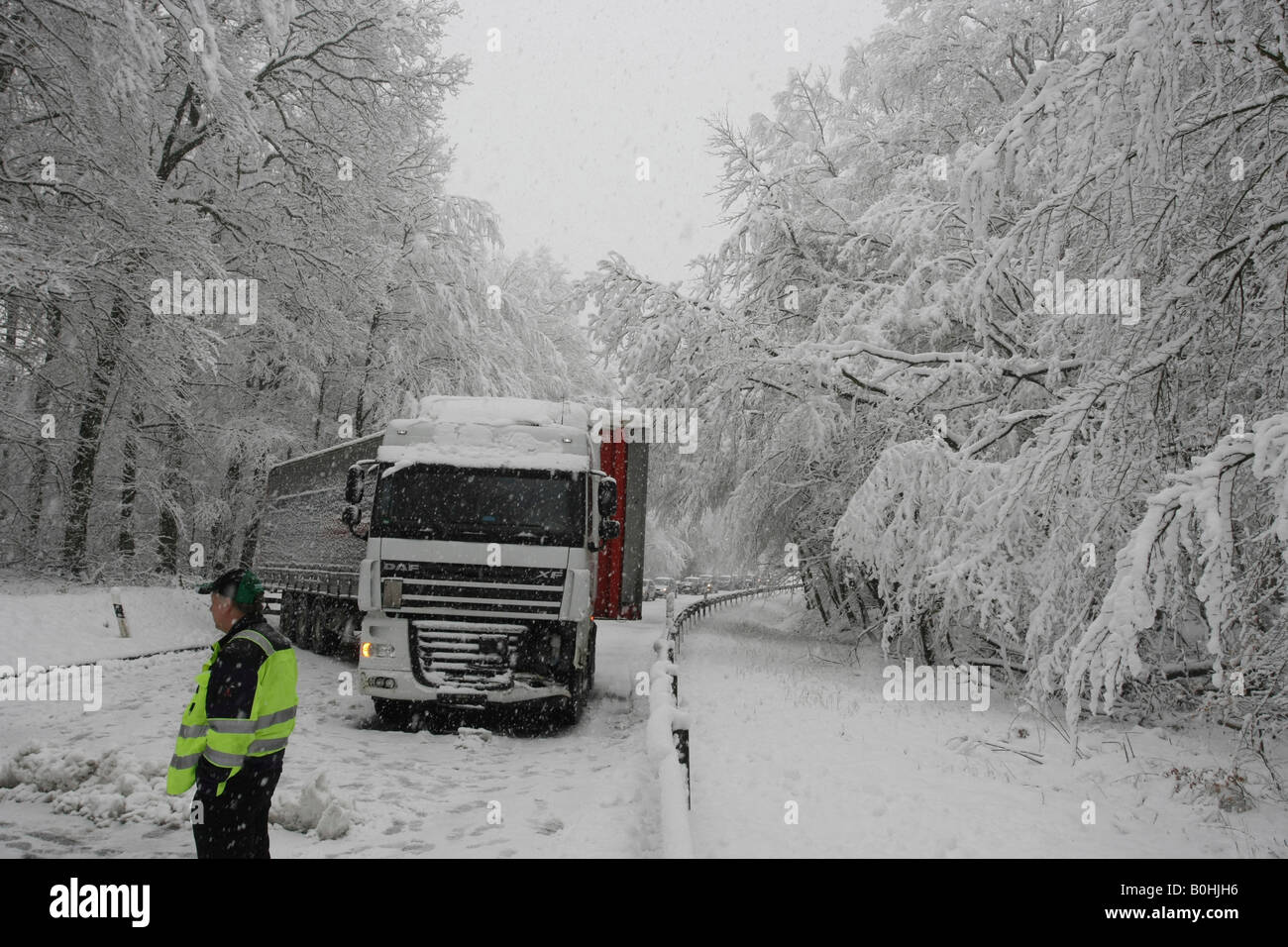 Querstehenden Traktor Anhänger LKW blockiert die tief verschneiten Autobahn B327 zwischen Koblenz und Waldesch, Rheinland-Pfalz, Deutschland Stockfoto